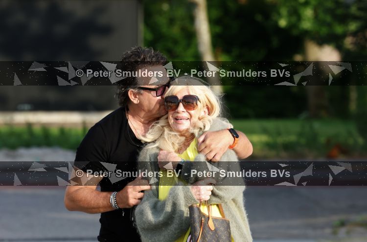 Aalsmeer 7 juli 2026
Mary Borsato viert haar 81 e verjaardag . oa aanwezig Marco Borsato Luca Borsato Sylvana Borsato met een goede vriendin en Jacky Omtzigt met zoontje.. Ze gingen eten bij restaurant Centennial .