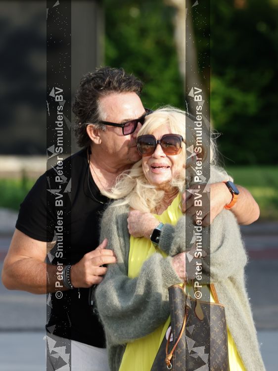 Aalsmeer 7 juli 2026
Mary Borsato viert haar 81 e verjaardag . oa aanwezig Marco Borsato Luca Borsato Sylvana Borsato met een goede vriendin en Jacky Omtzigt met zoontje.. Ze gingen eten bij restaurant Centennial .