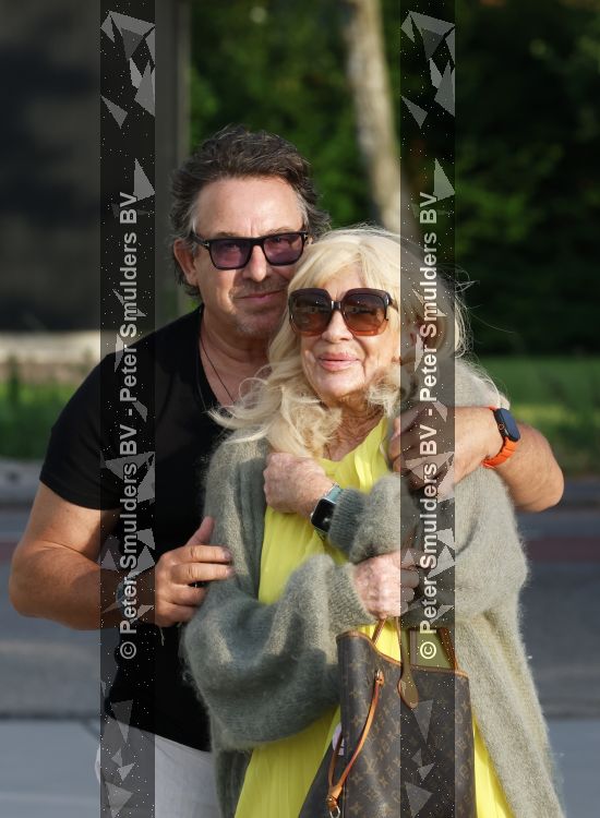 Aalsmeer 7 juli 2026
Mary Borsato viert haar 81 e verjaardag . oa aanwezig Marco Borsato Luca Borsato Sylvana Borsato met een goede vriendin en Jacky Omtzigt met zoontje.. Ze gingen eten bij restaurant Centennial .