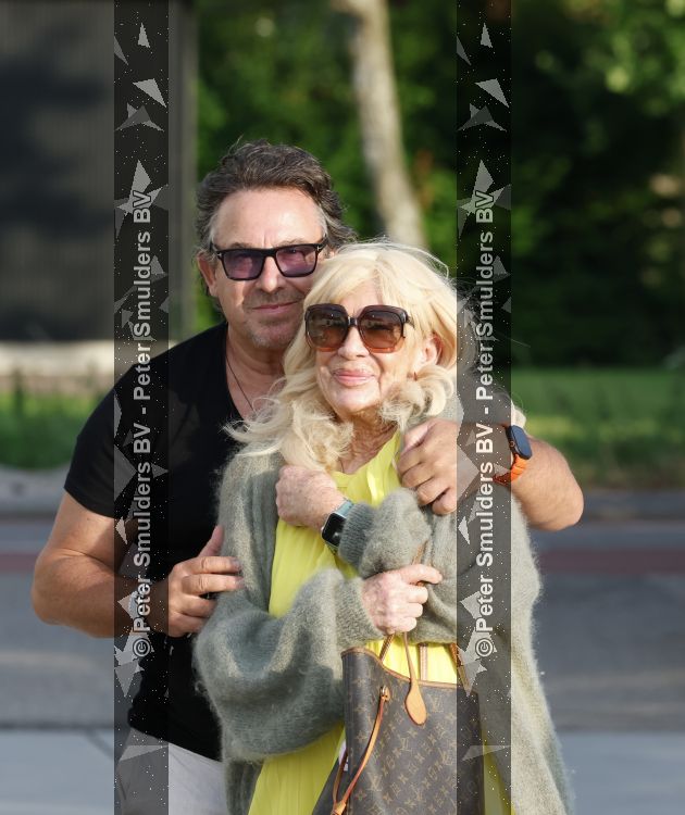 Aalsmeer 7 juli 2026
Mary Borsato viert haar 81 e verjaardag . oa aanwezig Marco Borsato Luca Borsato Sylvana Borsato met een goede vriendin en Jacky Omtzigt met zoontje.. Ze gingen eten bij restaurant Centennial .