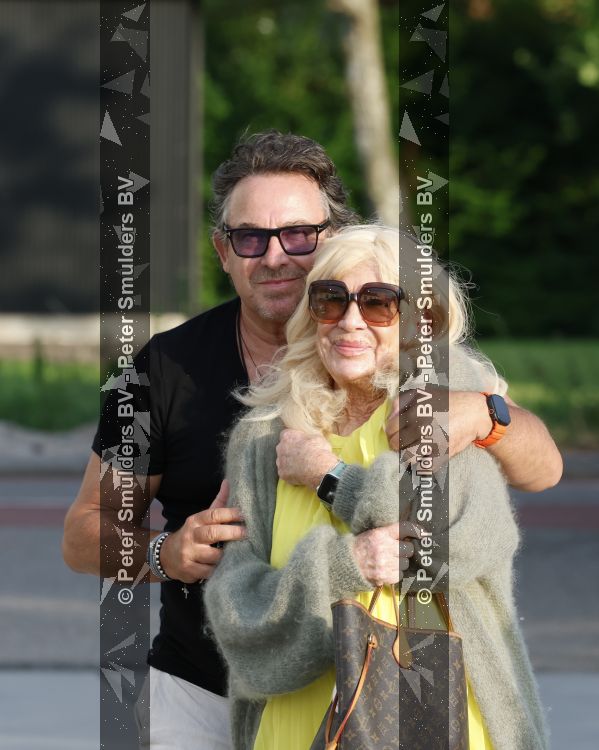 Aalsmeer 7 juli 2026
Mary Borsato viert haar 81 e verjaardag . oa aanwezig Marco Borsato Luca Borsato Sylvana Borsato met een goede vriendin en Jacky Omtzigt met zoontje.. Ze gingen eten bij restaurant Centennial .