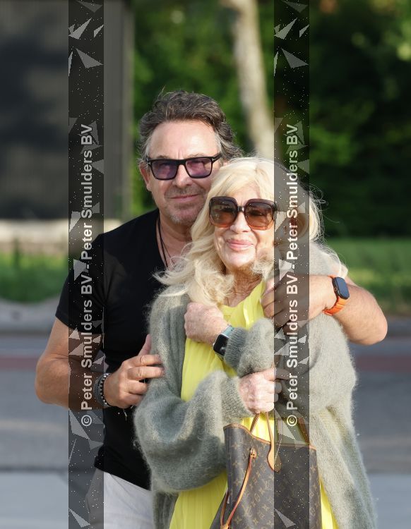 Aalsmeer 7 juli 2026
Mary Borsato viert haar 81 e verjaardag . oa aanwezig Marco Borsato Luca Borsato Sylvana Borsato met een goede vriendin en Jacky Omtzigt met zoontje.. Ze gingen eten bij restaurant Centennial .