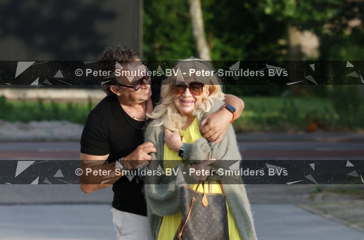 Aalsmeer 7 juli 2026
Mary Borsato viert haar 81 e verjaardag . oa aanwezig Marco Borsato Luca Borsato Sylvana Borsato met een goede vriendin en Jacky Omtzigt met zoontje.. Ze gingen eten bij restaurant Centennial .