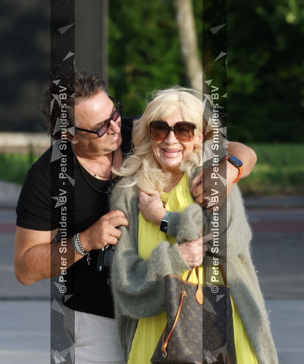 Aalsmeer 7 juli 2026
Mary Borsato viert haar 81 e verjaardag . oa aanwezig Marco Borsato Luca Borsato Sylvana Borsato met een goede vriendin en Jacky Omtzigt met zoontje.. Ze gingen eten bij restaurant Centennial .