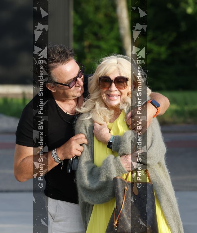 Aalsmeer 7 juli 2026
Mary Borsato viert haar 81 e verjaardag . oa aanwezig Marco Borsato Luca Borsato Sylvana Borsato met een goede vriendin en Jacky Omtzigt met zoontje.. Ze gingen eten bij restaurant Centennial .
