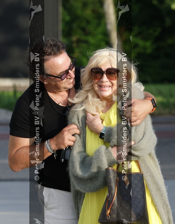 Aalsmeer 7 juli 2026
Mary Borsato viert haar 81 e verjaardag . oa aanwezig Marco Borsato Luca Borsato Sylvana Borsato met een goede vriendin en Jacky Omtzigt met zoontje.. Ze gingen eten bij restaurant Centennial .