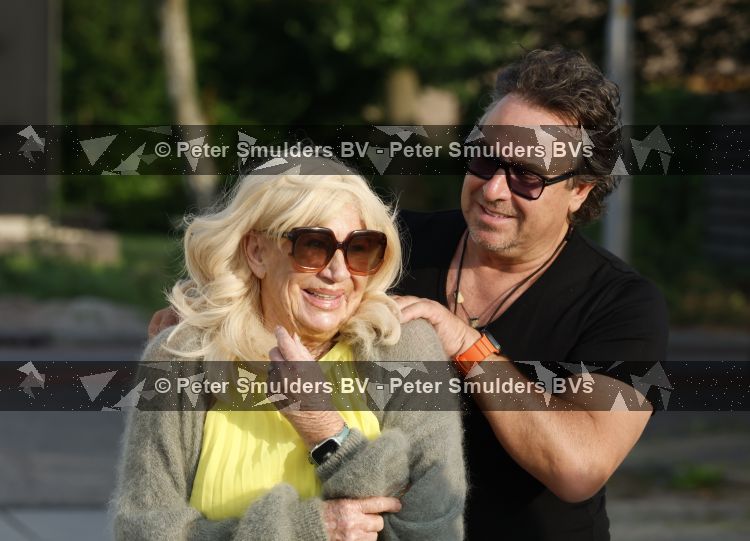 Aalsmeer 7 juli 2026
Mary Borsato viert haar 81 e verjaardag . oa aanwezig Marco Borsato Luca Borsato Sylvana Borsato met een goede vriendin en Jacky Omtzigt met zoontje.. Ze gingen eten bij restaurant Centennial .