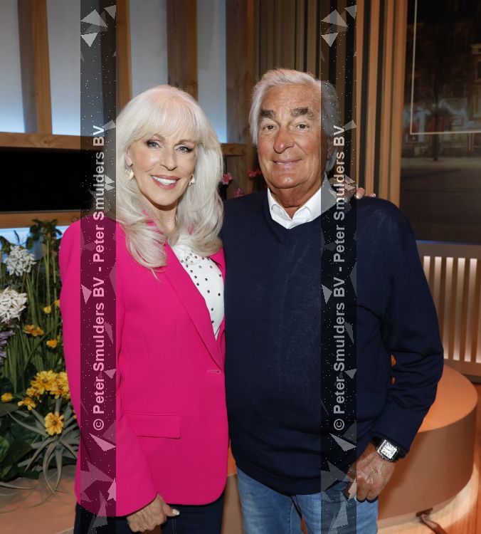Hilversum 15 mei 2026
Marga Bult Rita v Rooij Margot v d Ven en Gemma v Eck van damesgroep Babe bij omroep Max op het mediapark . Marga Bult en partner Ludo Voeten 