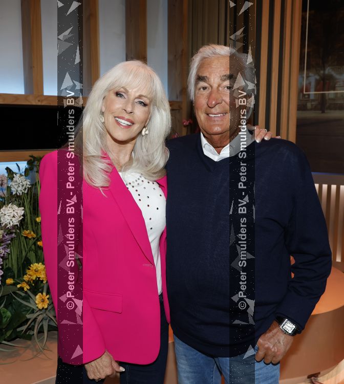 Hilversum 15 mei 2026
Marga Bult Rita v Rooij Margot v d Ven en Gemma v Eck van damesgroep Babe bij omroep Max op het mediapark . Marga Bult en partner Ludo Voeten 