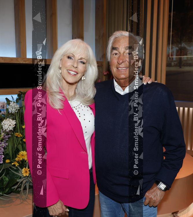 Hilversum 15 mei 2026
Marga Bult Rita v Rooij Margot v d Ven en Gemma v Eck van damesgroep Babe bij omroep Max op het mediapark . Marga Bult en partner Ludo Voeten 