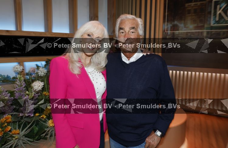 Hilversum 15 mei 2026
Marga Bult Rita v Rooij Margot v d Ven en Gemma v Eck van damesgroep Babe bij omroep Max op het mediapark . Marga Bult en partner Ludo Voeten 