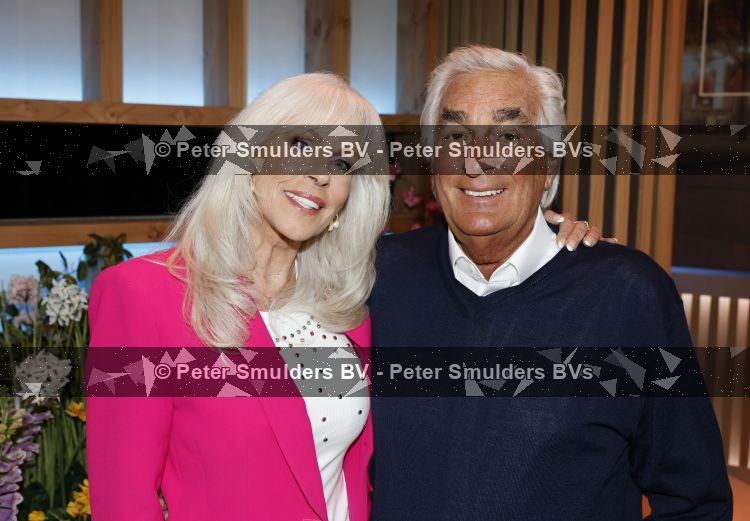 Hilversum 15 mei 2026
Marga Bult Rita v Rooij Margot v d Ven en Gemma v Eck van damesgroep Babe bij omroep Max op het mediapark . Marga Bult en partner Ludo Voeten 