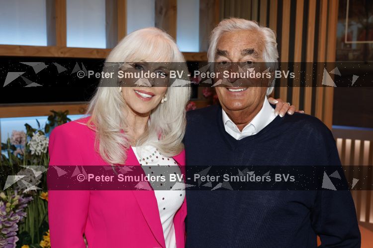 Hilversum 15 mei 2026
Marga Bult Rita v Rooij Margot v d Ven en Gemma v Eck van damesgroep Babe bij omroep Max op het mediapark . Marga Bult en partner Ludo Voeten 