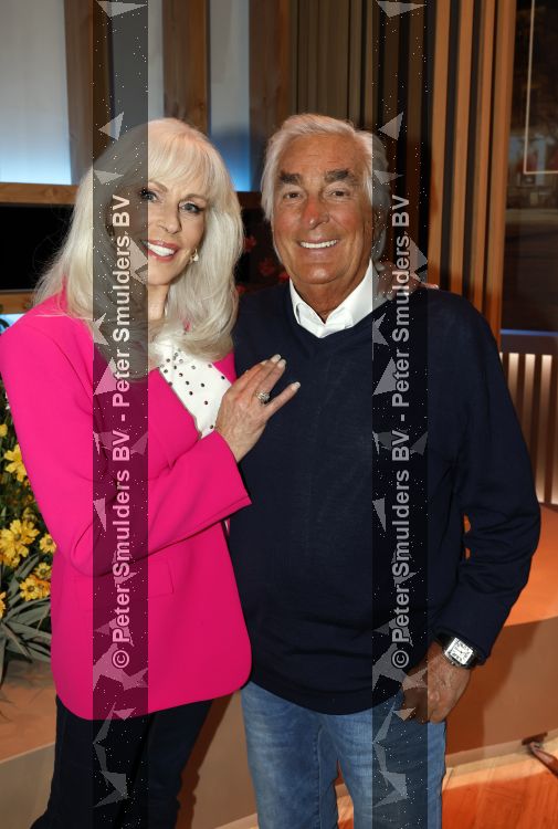 Hilversum 15 mei 2026
Marga Bult Rita v Rooij Margot v d Ven en Gemma v Eck van damesgroep Babe bij omroep Max op het mediapark . Marga Bult en partner Ludo Voeten 