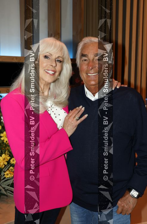 Hilversum 15 mei 2026
Marga Bult Rita v Rooij Margot v d Ven en Gemma v Eck van damesgroep Babe bij omroep Max op het mediapark . Marga Bult en partner Ludo Voeten 