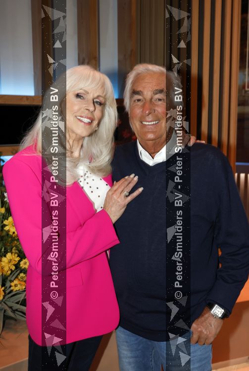 Hilversum 15 mei 2026
Marga Bult Rita v Rooij Margot v d Ven en Gemma v Eck van damesgroep Babe bij omroep Max op het mediapark . Marga Bult en partner Ludo Voeten 