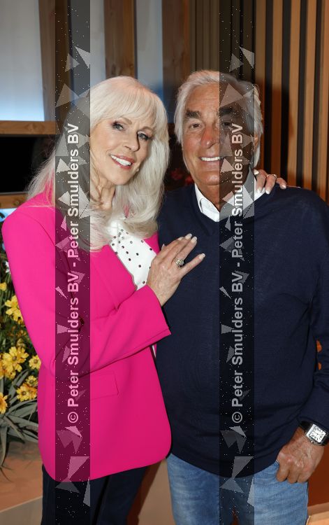 Hilversum 15 mei 2026
Marga Bult Rita v Rooij Margot v d Ven en Gemma v Eck van damesgroep Babe bij omroep Max op het mediapark . Marga Bult en partner Ludo Voeten 