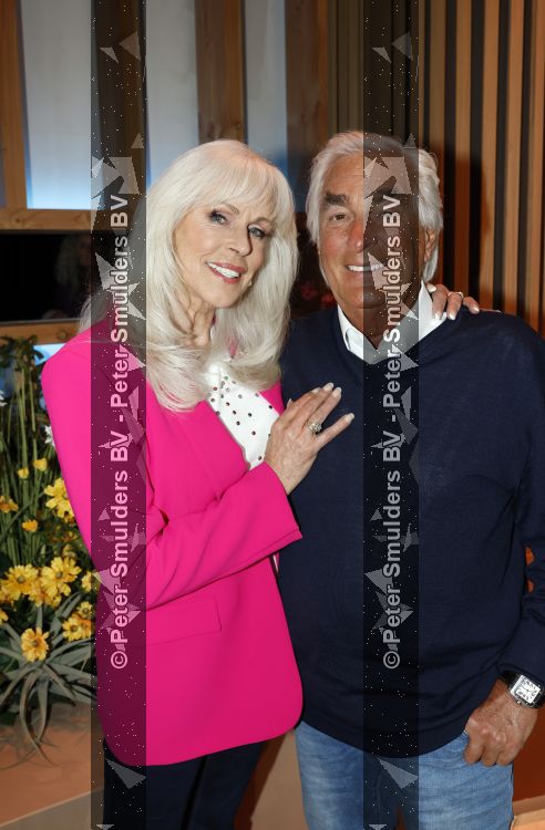 Hilversum 15 mei 2026
Marga Bult Rita v Rooij Margot v d Ven en Gemma v Eck van damesgroep Babe bij omroep Max op het mediapark . Marga Bult en partner Ludo Voeten 