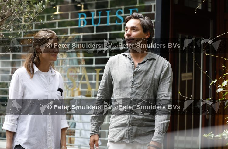 Amsterdam 27 juli 2026
Mark Baanders wordt in amsterdam zuid op straat en terras geinterviewd