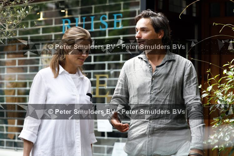 Amsterdam 27 juli 2026
Mark Baanders wordt in amsterdam zuid op straat en terras geinterviewd