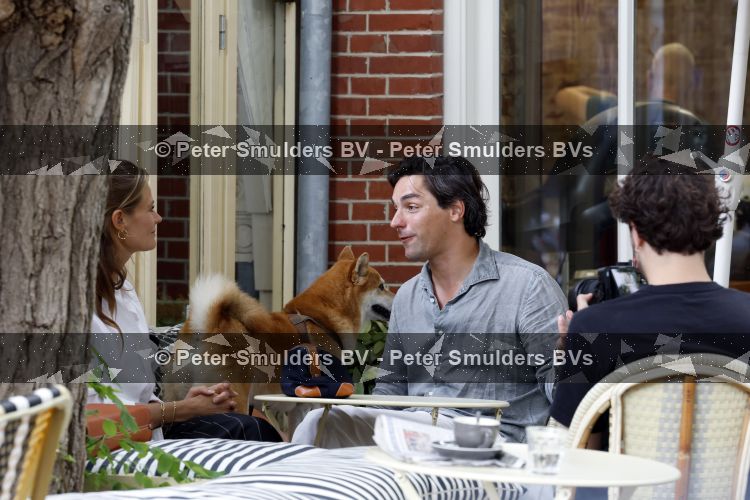Amsterdam 27 juli 2026
Mark Baanders wordt in amsterdam zuid op straat en terras geinterviewd