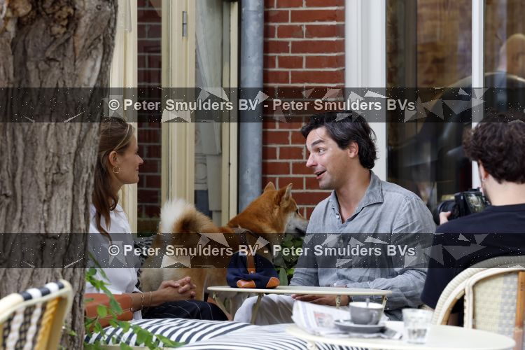 Amsterdam 27 juli 2026
Mark Baanders wordt in amsterdam zuid op straat en terras geinterviewd