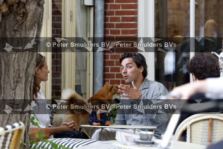 Amsterdam 27 juli 2026
Mark Baanders wordt in amsterdam zuid op straat en terras geinterviewd