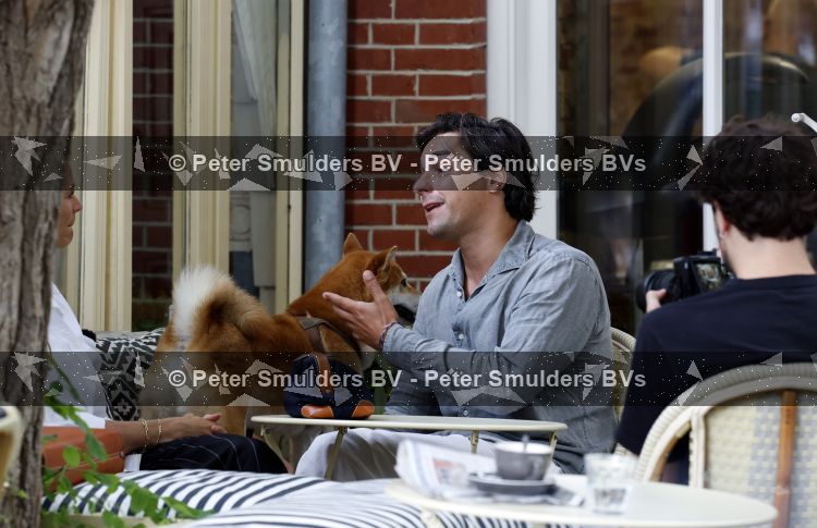 Amsterdam 27 juli 2026
Mark Baanders wordt in amsterdam zuid op straat en terras geinterviewd