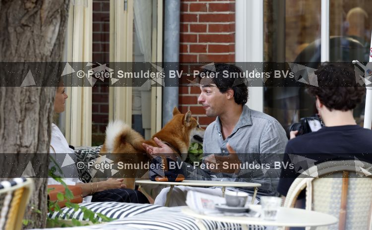 Amsterdam 27 juli 2026
Mark Baanders wordt in amsterdam zuid op straat en terras geinterviewd