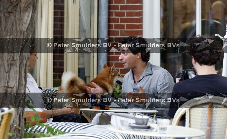 Amsterdam 27 juli 2026
Mark Baanders wordt in amsterdam zuid op straat en terras geinterviewd