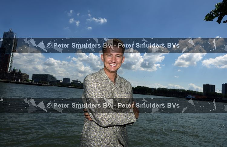 Rotterdam 1 juli 2026
Presentatie de pianoman van Jeroen v d Boom . Gastoptredens zijn er van Mart Hoogkamer Glennis Grace Waylon Luuk v d Boom Kimberly Fransens en Sezina Kelsey