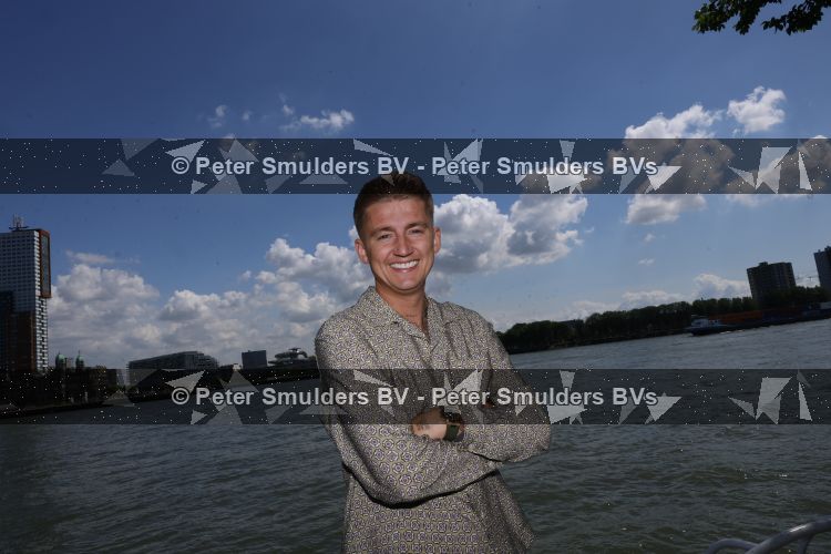 Rotterdam 1 juli 2026
Presentatie de pianoman van Jeroen v d Boom . Gastoptredens zijn er van Mart Hoogkamer Glennis Grace Waylon Luuk v d Boom Kimberly Fransens en Sezina Kelsey