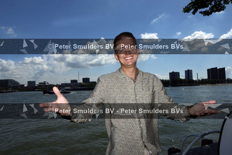 Rotterdam 1 juli 2026
Presentatie de pianoman van Jeroen v d Boom . Gastoptredens zijn er van Mart Hoogkamer Glennis Grace Waylon Luuk v d Boom Kimberly Fransens en Sezina Kelsey