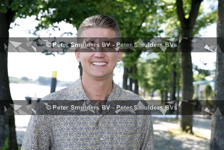 Rotterdam 1 juli 2026
Presentatie de pianoman van Jeroen v d Boom . Gastoptredens zijn er van Mart Hoogkamer Glennis Grace Waylon Luuk v d Boom Kimberly Fransens en Sezina Kelsey