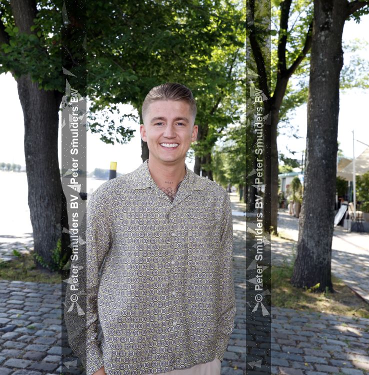 Rotterdam 1 juli 2026
Presentatie de pianoman van Jeroen v d Boom . Gastoptredens zijn er van Mart Hoogkamer Glennis Grace Waylon Luuk v d Boom Kimberly Fransens en Sezina Kelsey