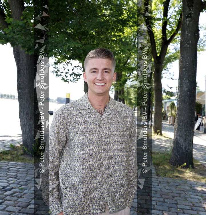 Rotterdam 1 juli 2026
Presentatie de pianoman van Jeroen v d Boom . Gastoptredens zijn er van Mart Hoogkamer Glennis Grace Waylon Luuk v d Boom Kimberly Fransens en Sezina Kelsey