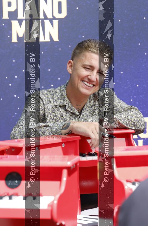 Rotterdam 1 juli 2026
Presentatie de pianoman van Jeroen v d Boom . Gastoptredens zijn er van Mart Hoogkamer Glennis Grace Waylon Luuk v d Boom Kimberly Fransens en Sezina Kelsey