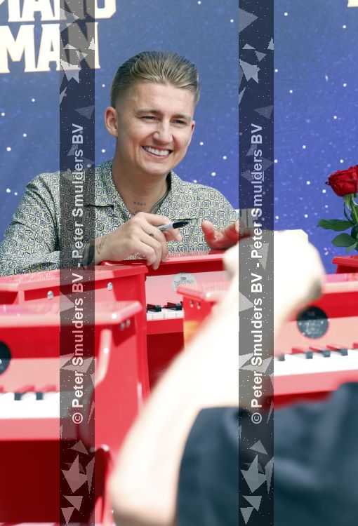 Rotterdam 1 juli 2026
Presentatie de pianoman van Jeroen v d Boom . Gastoptredens zijn er van Mart Hoogkamer Glennis Grace Waylon Luuk v d Boom Kimberly Fransens en Sezina Kelsey