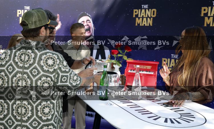 Rotterdam 1 juli 2026
Presentatie de pianoman van Jeroen v d Boom . Gastoptredens zijn er van Mart Hoogkamer Glennis Grace Waylon Luuk v d Boom Kimberly Fransens en Sezina Kelsey