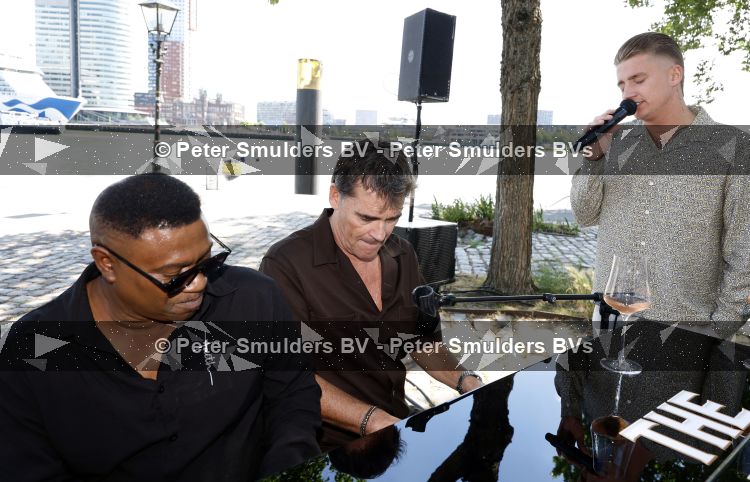 Rotterdam 1 juli 2026
Presentatie de pianoman van Jeroen v d Boom . Gastoptredens zijn er van Mart Hoogkamer Glennis Grace Waylon Luuk v d Boom Kimberly Fransens en Sezina Kelsey