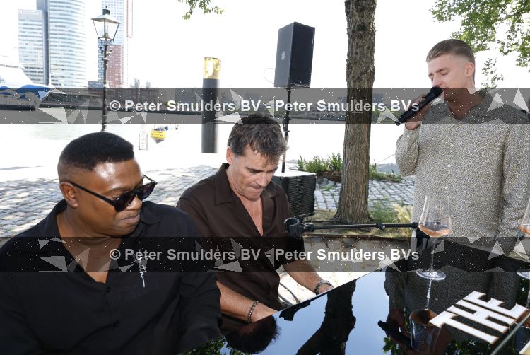 Rotterdam 1 juli 2026
Presentatie de pianoman van Jeroen v d Boom . Gastoptredens zijn er van Mart Hoogkamer Glennis Grace Waylon Luuk v d Boom Kimberly Fransens en Sezina Kelsey