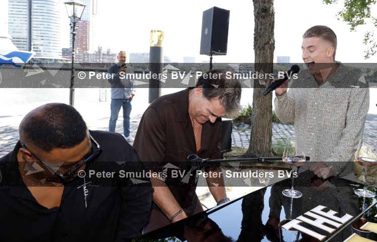 Rotterdam 1 juli 2026
Presentatie de pianoman van Jeroen v d Boom . Gastoptredens zijn er van Mart Hoogkamer Glennis Grace Waylon Luuk v d Boom Kimberly Fransens en Sezina Kelsey