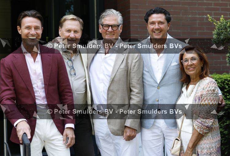 Blaricum / Amstelveen 28 mei 2026
Oger Lusink en zijn vrouw Ellen trouwen in het gemeentehuis van Blaricum en daarna hebben ze een lunch bij restaurant Aan de Poel . Martijn Lusink Oos Kewsbeke Leo v Vliet Sander Lusink en Miriam v Vliet 