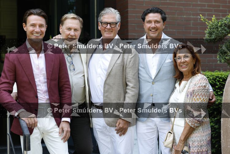 Blaricum / Amstelveen 28 mei 2026
Oger Lusink en zijn vrouw Ellen trouwen in het gemeentehuis van Blaricum en daarna hebben ze een lunch bij restaurant Aan de Poel . Martijn Lusink Oos Kewsbeke Leo v Vliet Sander Lusink en Miriam v Vliet 