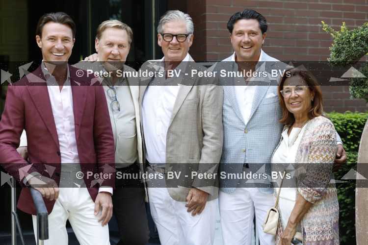 Blaricum / Amstelveen 28 mei 2026
Oger Lusink en zijn vrouw Ellen trouwen in het gemeentehuis van Blaricum en daarna hebben ze een lunch bij restaurant Aan de Poel . Martijn Lusink Oos Kewsbeke Leo v Vliet Sander Lusink en Miriam v Vliet 