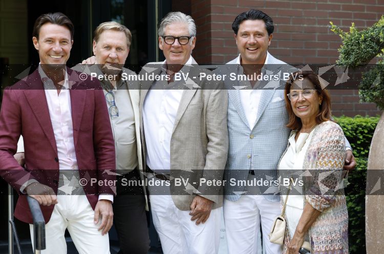 Blaricum / Amstelveen 28 mei 2026
Oger Lusink en zijn vrouw Ellen trouwen in het gemeentehuis van Blaricum en daarna hebben ze een lunch bij restaurant Aan de Poel . Martijn Lusink Oos Kewsbeke Leo v Vliet Sander Lusink en Miriam v Vliet 