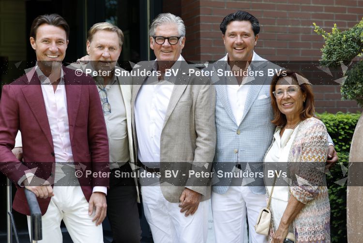 Blaricum / Amstelveen 28 mei 2026
Oger Lusink en zijn vrouw Ellen trouwen in het gemeentehuis van Blaricum en daarna hebben ze een lunch bij restaurant Aan de Poel . Martijn Lusink Oos Kewsbeke Leo v Vliet Sander Lusink en Miriam v Vliet 