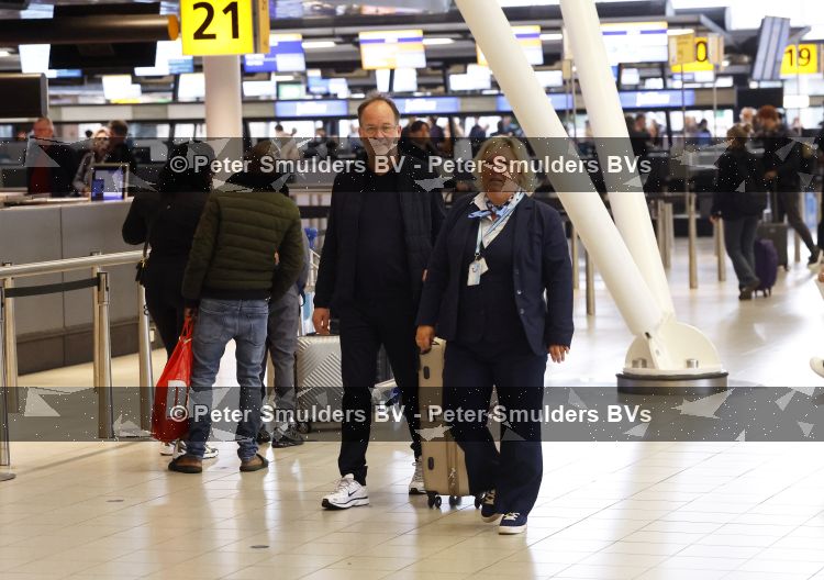 Schiphol 16 mei 2026
Wim Kieft en Michel v Egmond vertrekken met TUI vanaf Schiphol naar Curacao .