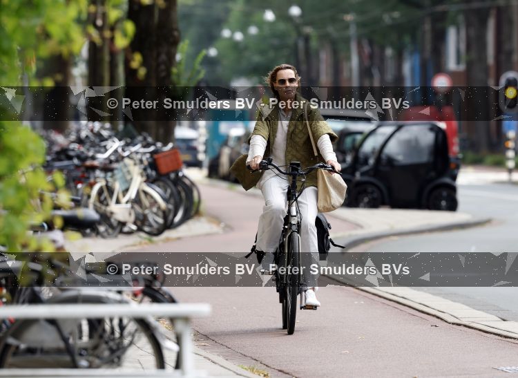 Amsterdam 27 juli 2026
Micky Hoogendijk op de fiets in Amsterdam zuid.