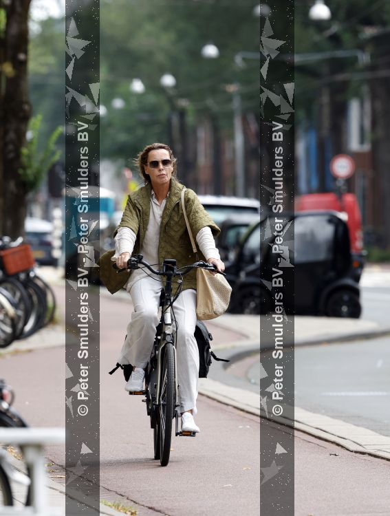 Amsterdam 27 juli 2026
Micky Hoogendijk op de fiets in Amsterdam zuid.